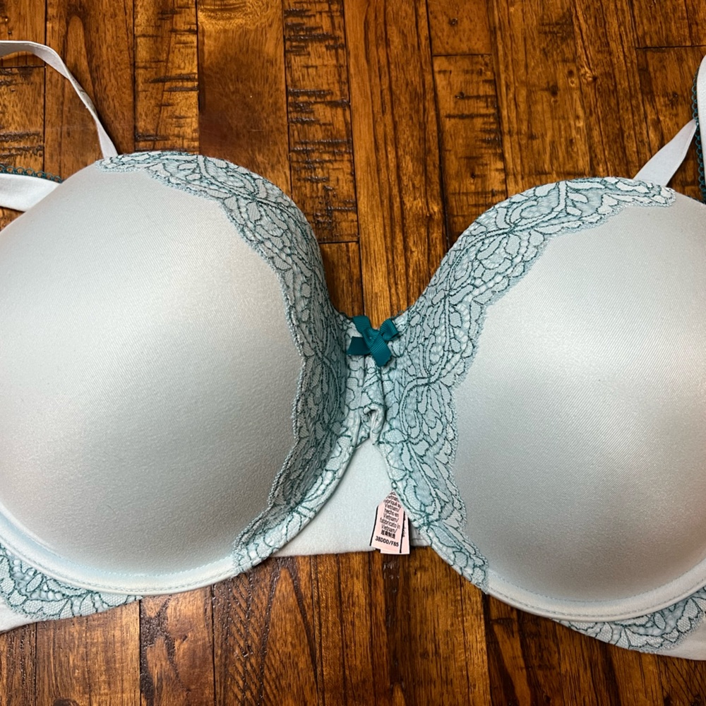 Body by Victoria’s Secret 38DDD Push-up Bra in light blue w/ turquoise lace trim